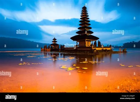 Nagaraja Temple! Ancient Hindu Ruins on the Shores of an Enchanting Indonesian Lagoon